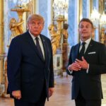 Donald Trump firmando un documento con el secretario de Estado, Marco Rubio, en el Palacio de Versalles