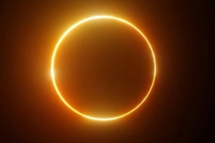 Imagen de un eclipse solar total con la luna cubriendo el sol