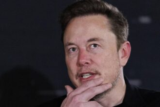 Imagen de cohete de SpaceX despegando hacia el espacio