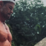 Chris Hemsworth entrenando con bandas de resistencia en playa de Costa Rica, contraste entre disciplina y paisaje paradisíaco