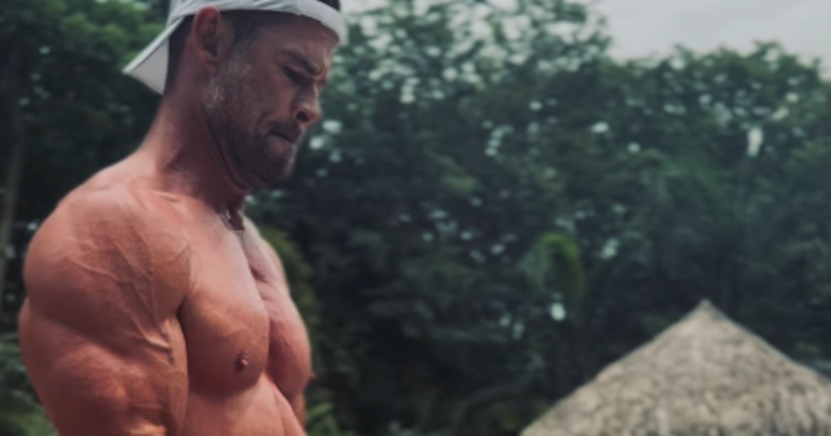 Chris Hemsworth entrenando con bandas de resistencia en playa de Costa Rica, contraste entre disciplina y paisaje paradisíaco