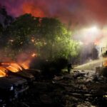 Ciudad ucraniana iluminada por explosiones nocturnas, símbolo del patrón de ataques en la guerra de desgaste