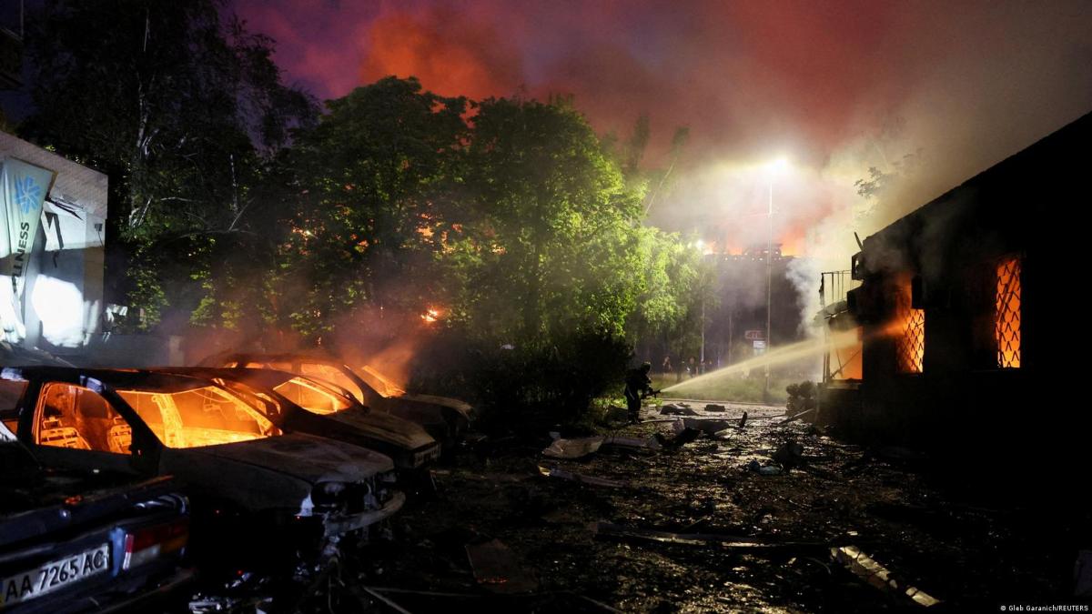 Ciudad ucraniana iluminada por explosiones nocturnas, símbolo del patrón de ataques en la guerra de desgaste