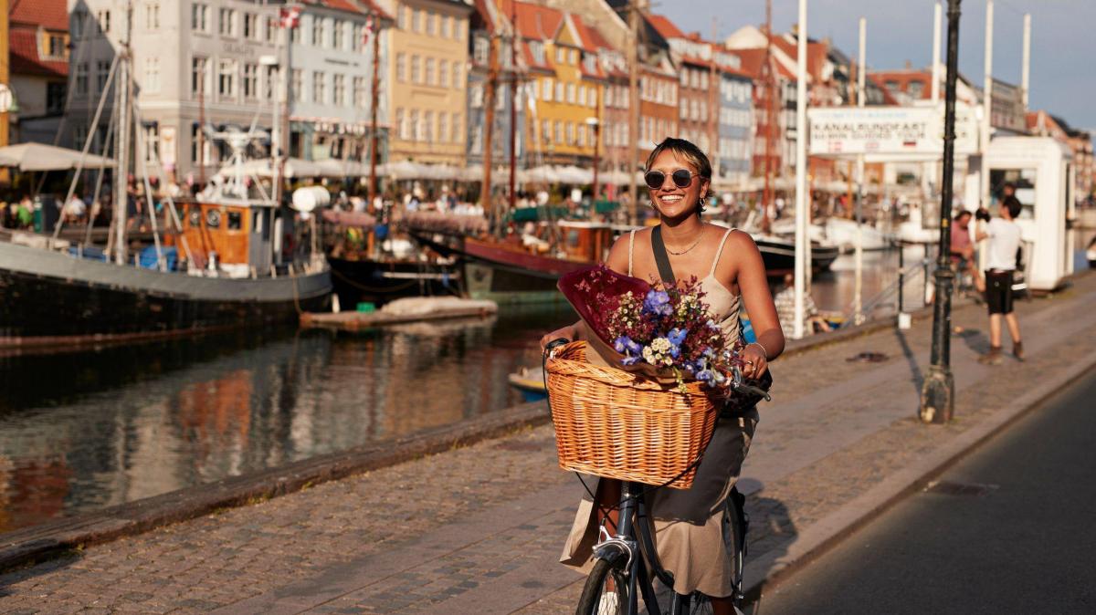 Ciclistas en Copenhague, ejemplo de movilidad activa que define el patrón de ciudades con alta calidad de vida urbana