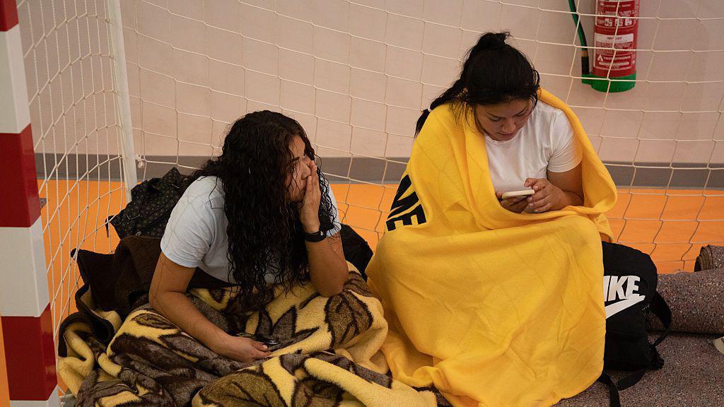 Los miles de evacuados que duermen en centros deportivos y plazas de toros por los voraces incendios en España y Francia