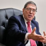 Sesión de la ONU con banderas de Cuba y EE.UU., contexto del embargo y presión diplomática