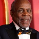 Danny Glover sonriendo en evento público, simbolizando su lucha contra el Alzheimer con visibilidad