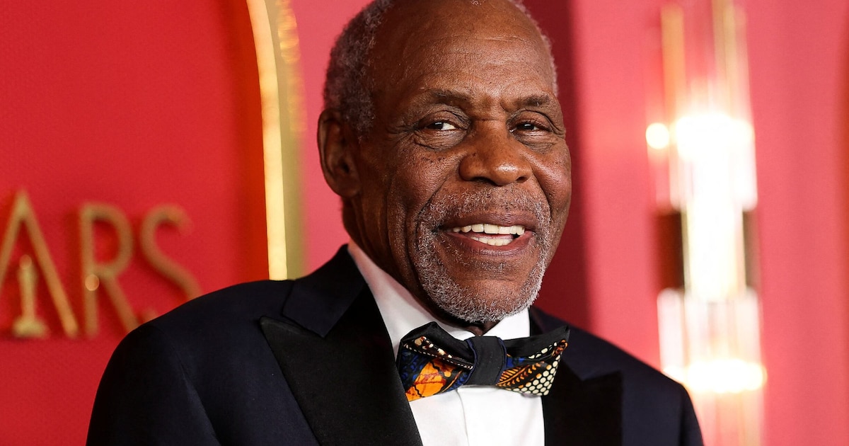 Danny Glover sonriendo en evento público, simbolizando su lucha contra el Alzheimer con visibilidad