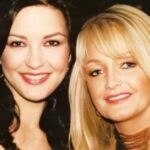 Retrato de Bonnie Tyler en escenario, símbolo de conexión entre generaciones y culturas con su voz inconfundible