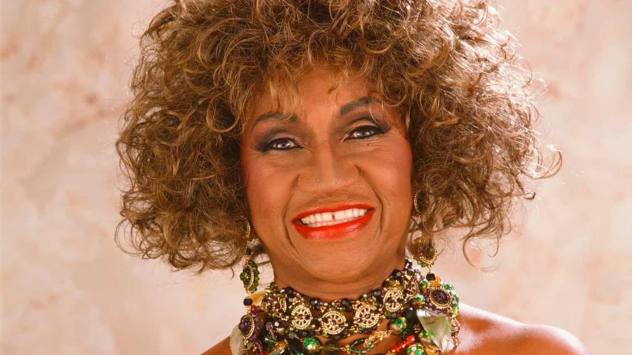 Gráfico de inteligencia artificial recreando la voz de Celia Cruz para analizar el futuro de la música y el legado artístico