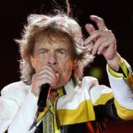 Mick Jagger en concierto, símbolo de la fama extrema y su costo psicológico en las estrellas