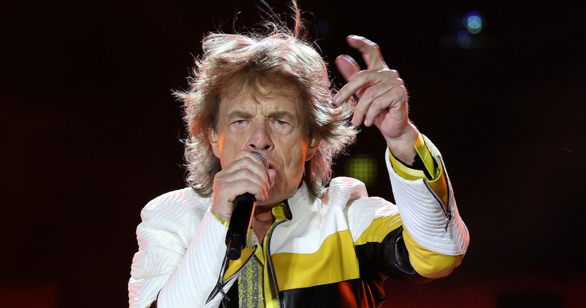 Mick Jagger en concierto, símbolo de la fama extrema y su costo psicológico en las estrellas