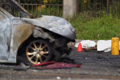 Jóvenes en protesta por seguridad vial frente a sede de la ONU, reflejando el patrón de 132 muertes por hora