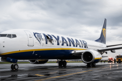 Ventanilla dañada en avión Ryanair tras incidente de despresurización a 10.000 metros