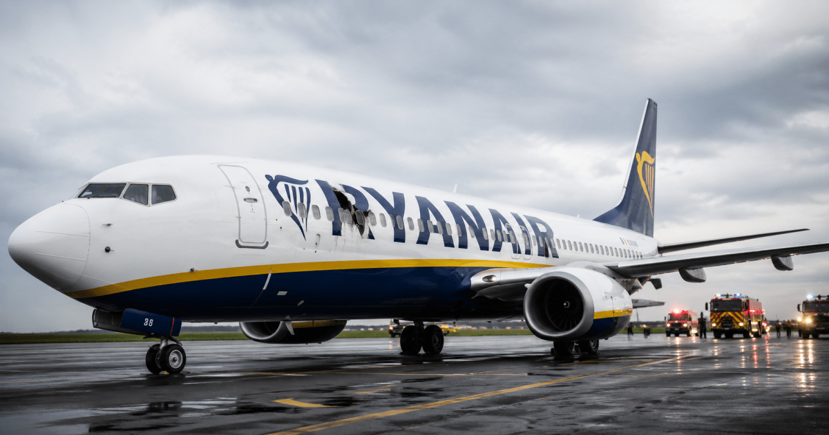 Ventanilla dañada en avión Ryanair tras incidente de despresurización a 10.000 metros