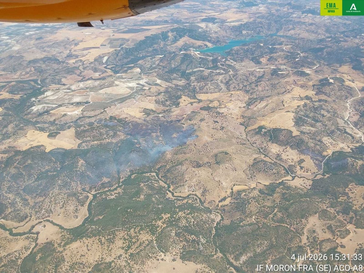 Helicóptero semipesado y aviones anfibios en acción durante el incendio en Morón de la Frontera