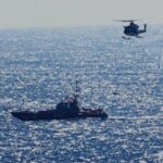 Patera con migrantes en aguas del Mediterráneo, símbolo de la presión en rutas alternativas como Bares