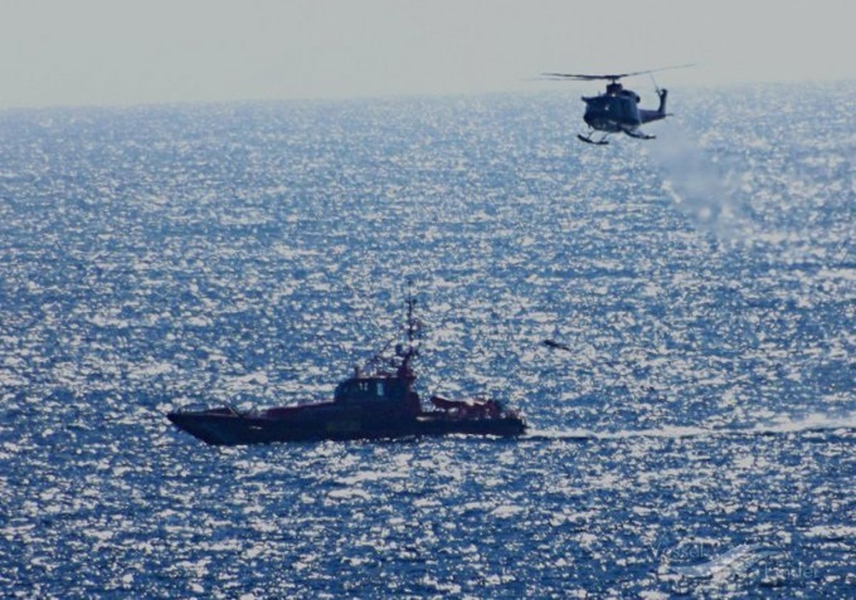 Patera con migrantes en aguas del Mediterráneo, símbolo de la presión en rutas alternativas como Bares