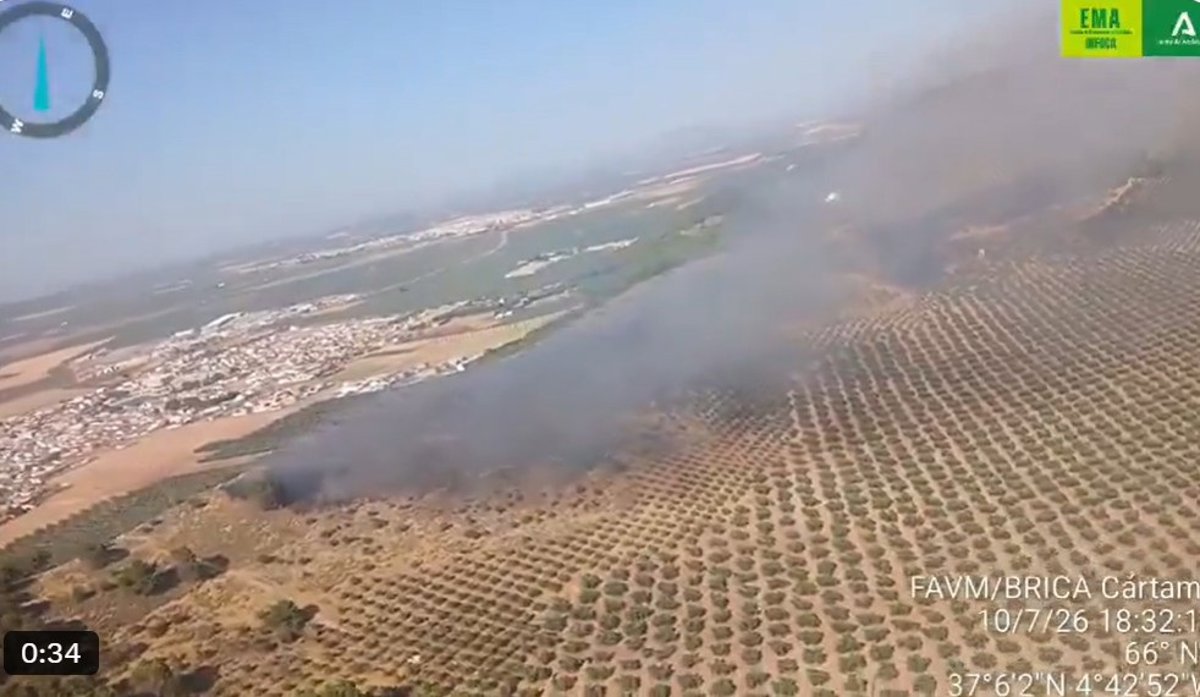 Bomberos trabajando en incendio forestal en Humilladero, zona de interfaz agrícola-forestal afectada por sequía prolongada