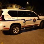 Escena nocturna en Etxebarri tras incidente con arma blanca, reflejo de patrones de violencia urbana