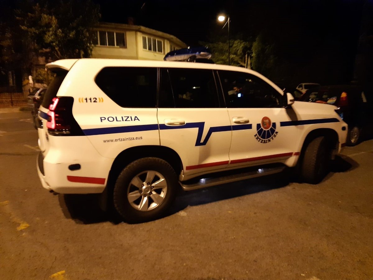 Escena nocturna en Etxebarri tras incidente con arma blanca, reflejo de patrones de violencia urbana