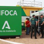 Equipos de emergencia reforzando líneas de control en incendio Andévalo, contexto de dependencia meteorológica