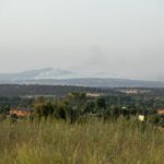 Zona afectada por el incendio en Almorox con equipos de emergencia retirándose tras levantar confinamiento