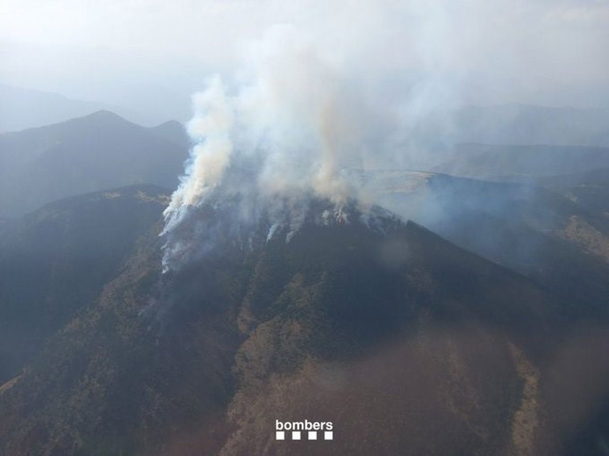 El incendio de Farrera (Lleida) avanza con "alta intensidad" y moviliza 30 dotaciones de Bombers